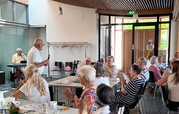 Franz Lang, Dritter Bürgermeister der Stadt Buchloe, richtete beim Sommerfest der BRK-Tagespflege Buchloe ein Grußwort an die Gäste. Foto: Karina Feil