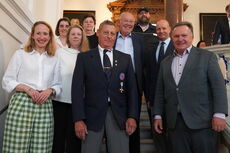 von links nach rechts: Zweite Bürgermeisterin Julia von Stillfried, Sabine Melchior, Sybille Bäurle, Claudia Melicharek, Elmar Gailhofer, Herbert Lachenmayer, Michael Gschwender, Hartmut Simon und Oberbürgermeister Stefan Bosse. Foto: Svenja Moller, Stadt