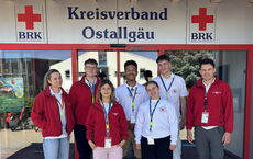 Bis zum 25. Juli 2026 informieren die Mitglieder des Werbeteams des BRK-Kreisverbandes Ostallgäu in Kaufbeuren und dem nördlichen Landkreis Ostallgäu über die Arbeit des Bayerischen Roten Kreuzes und werben für Fördermitgliedschaften. Foto: BRK Ostallgäu