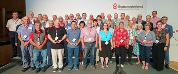 Der Blutspendedienst des Bayerischen Roten Kreuzes zeichnete in Augsburg langjährige Blutspenderinnen und Blutspender aus dem Ostallgäu für ihr außergewöhnliches Engagement aus. Foto: Guido Rehme