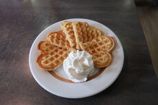 Beim Waffelfrühstück im BRK-Seniorenzentrum St. Martin in Füssen genossen die Bewohnerinnen und Bewohner einen genussvollen Vormittag mit frisch gebackenen Waffeln. Foto: St. Martin